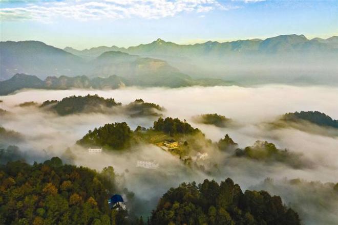 云绕东山峰
