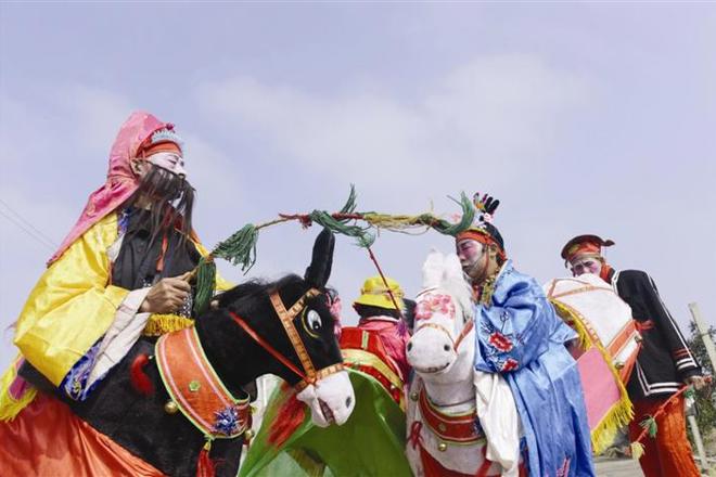竹马戏闹春