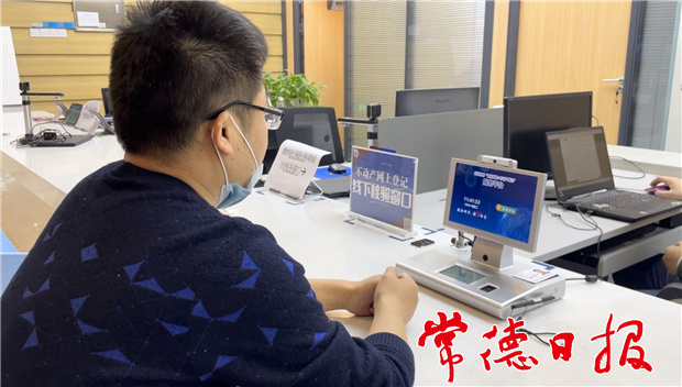 市民正在体验智能面签系统_1617095897482.jpg