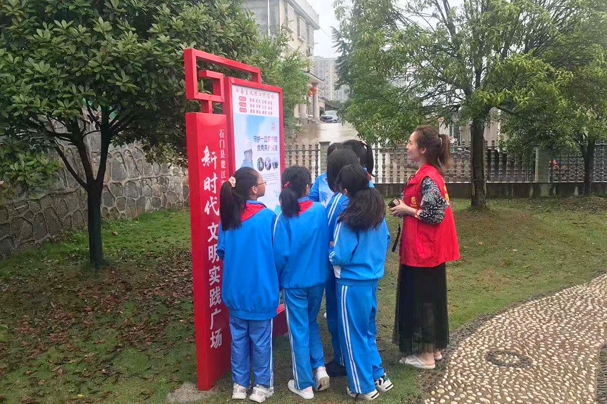 社区志愿者为少先队员讲解