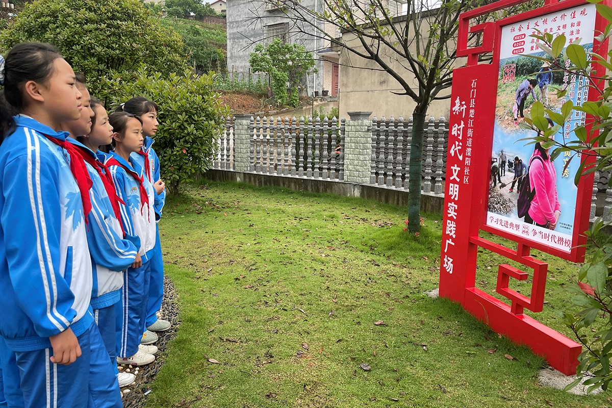 少先队员在