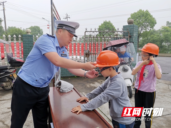 图二:免费赠送安全头盔.jpg 澳门新葡新京在线