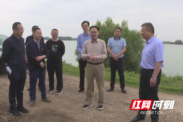 张阳查看险情处置情况.jpg 澳门新葡新京在线