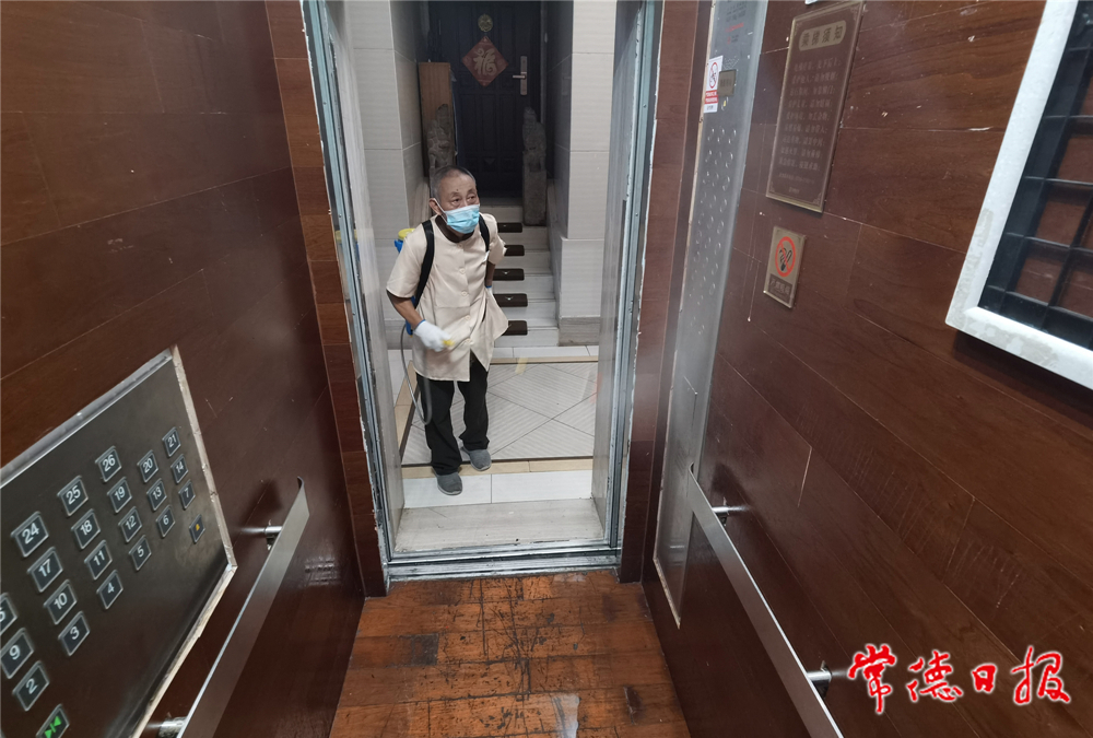 15：8月2日，市城区柳叶大道紫缘路附近某小区，保洁人员在对电梯间进行消杀作业。 李龙 摄_副本.jpg