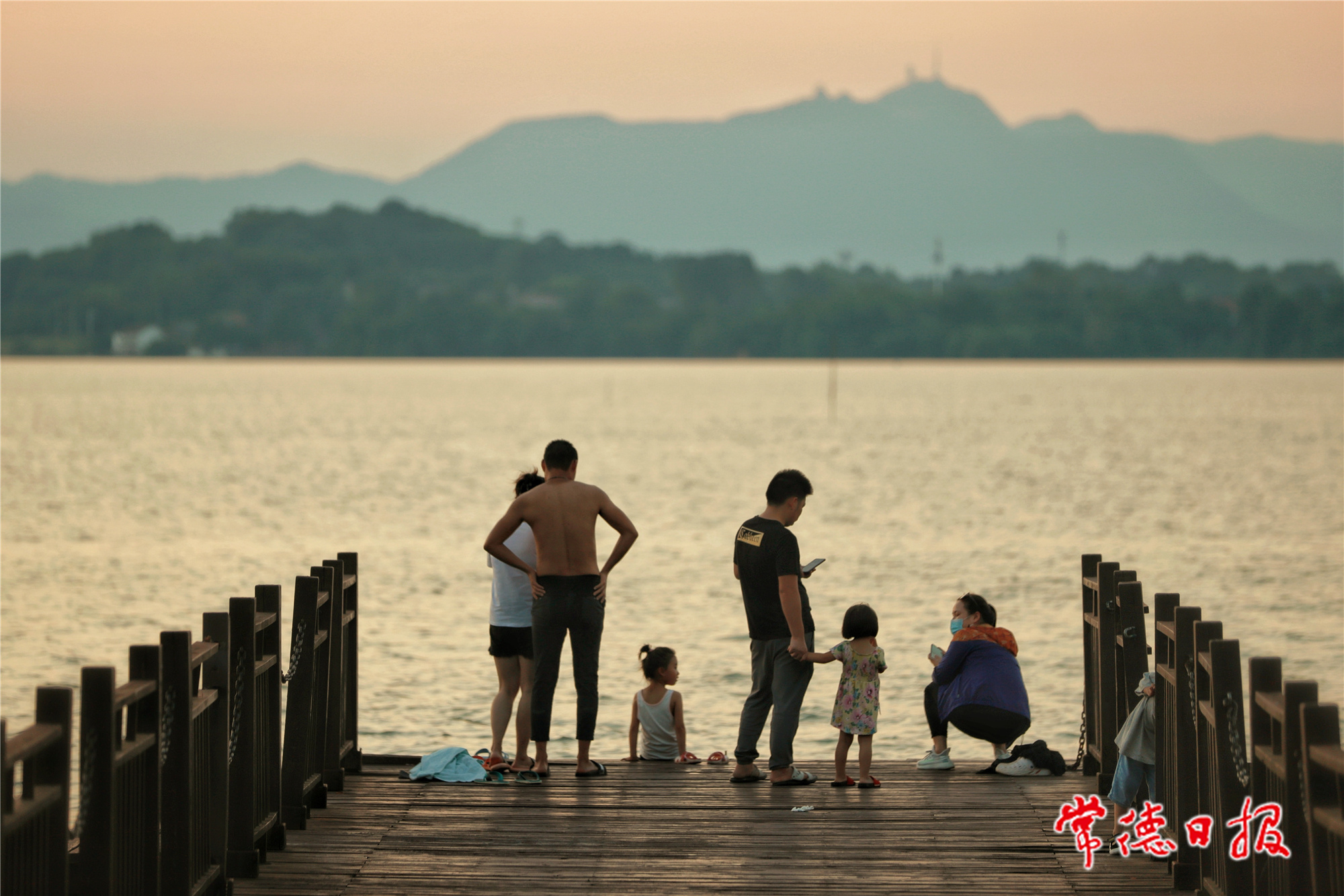 李浩洲-共舞田间，湖边遛娃-2-2_副本.jpg