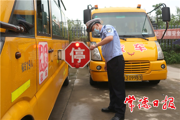 开学在即，常德交警为113台校车