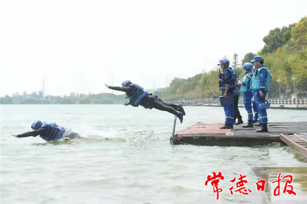 蓝天救援队在柳叶湖选