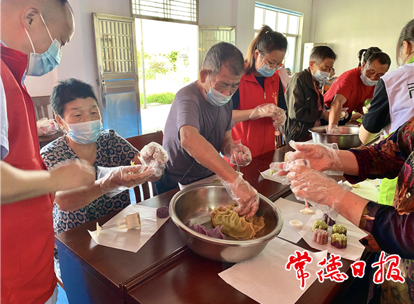 武陵区：丹洲乡敬老院里提前过中秋
