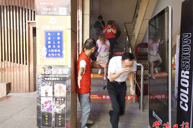 消防安全进商圈 为游客撑起