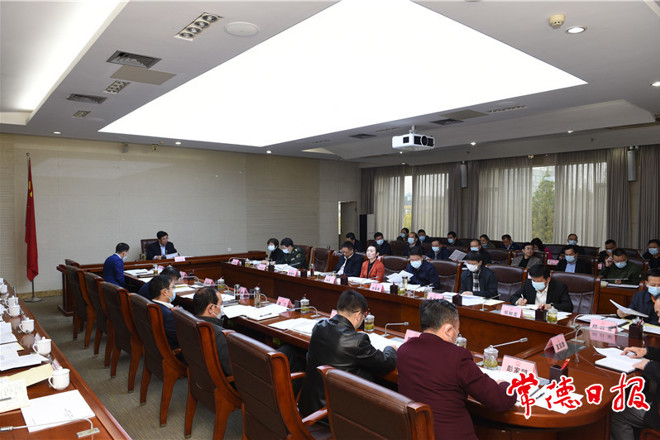 邹文辉主持召开市政府门户第77次常务会议