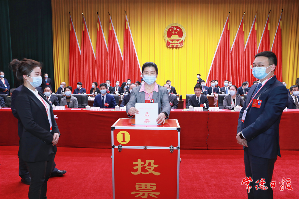 投票现场，余怀民投下神圣的一票_1641046557213.jpg