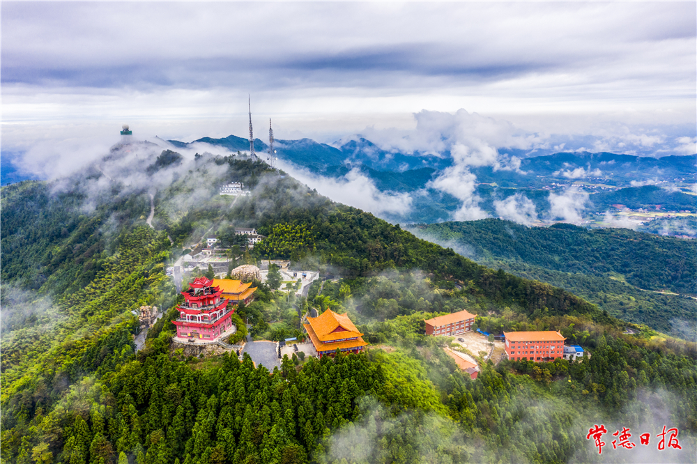 雾漫太阳山 周爱田 摄.jpg