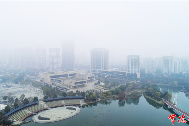 【摄影报道】大雾笼罩常德 澳门新葡新京在线里的城市仿佛多了些