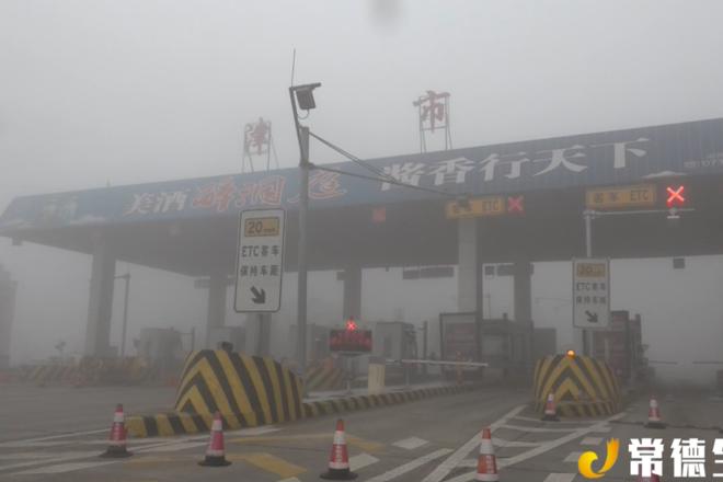 【津市市】大雾天气 交警全员上岗保平安