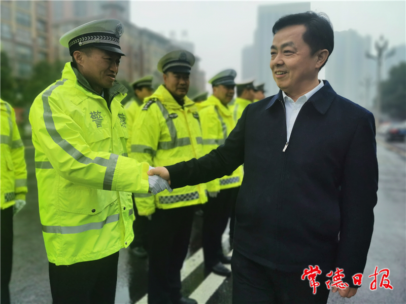 刘国龙节前慰问1_1643286812902.jpg 刘国龙节前慰问1_1643286812902.jpg
