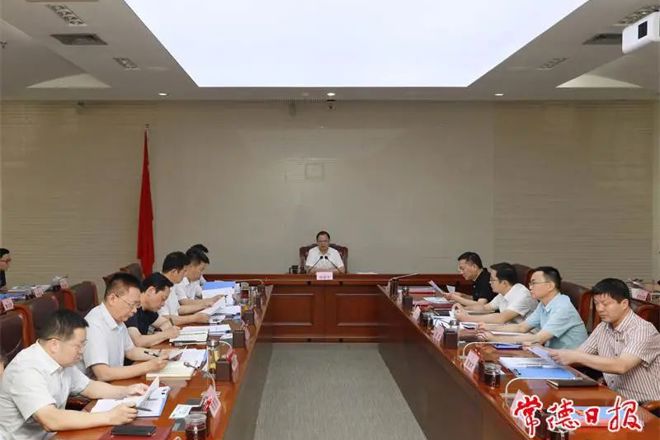 市政府门户召开第17次常务会议