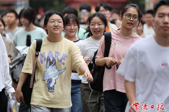 【摄影报道】高考结束，市民
