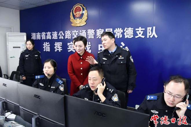 市领导检查春运服务保障与安全生产工作