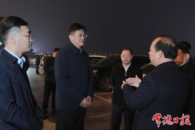 罗毅君周振宇带队调研市城区春节亮化和烟花爆竹管控工作