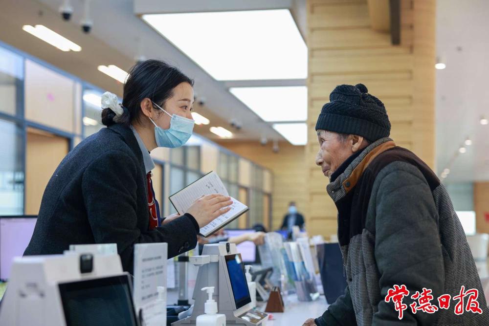 一位老人在社保经办