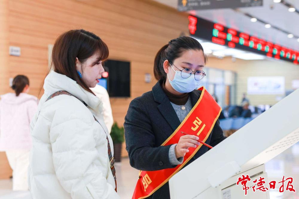 市在线服务平台中心的志愿者热情为民服务