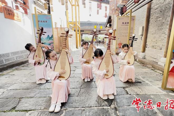 【组图】乐韵润河街！20余名文旅